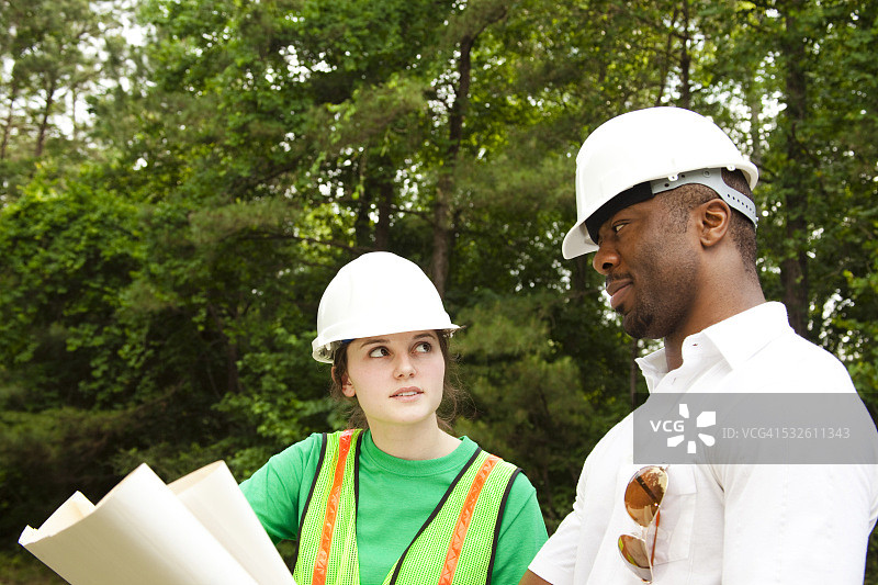 工程师团队勘察农村发展蓝图图片素材