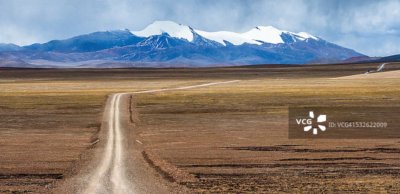 藏族聚居区那曲市双湖县的贫瘠土地图片素材