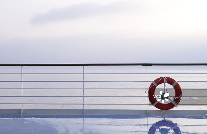 船舷栏杆上的救生圈图片素材