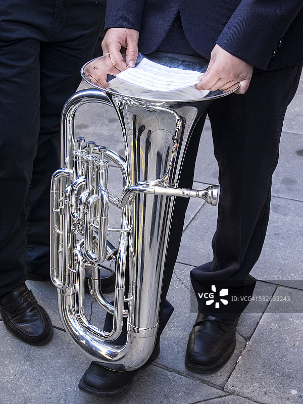 手持乐谱图片素材