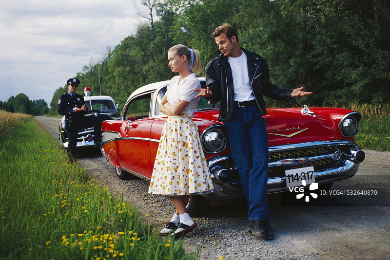 等待警察开交通罚单图片素材