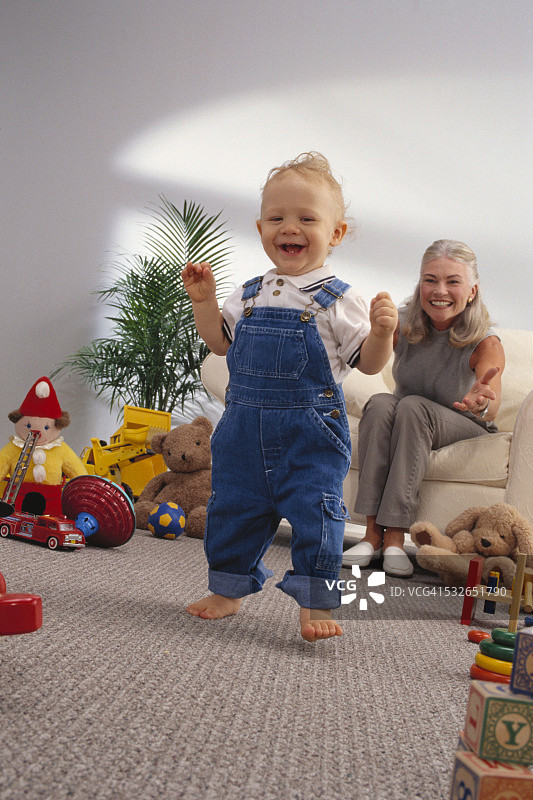 男童迈出第一步图片素材