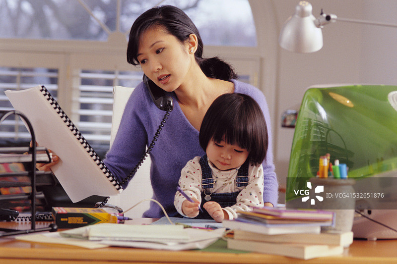 母女坐在电脑前图片素材