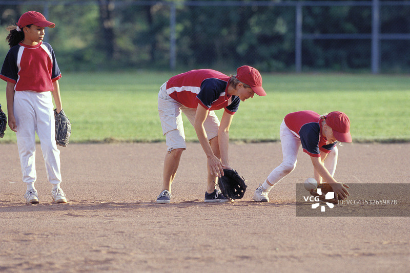 教练指导垒球运动员图片素材