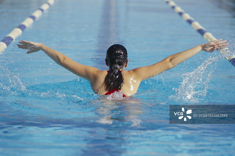 女人蝶泳图片素材