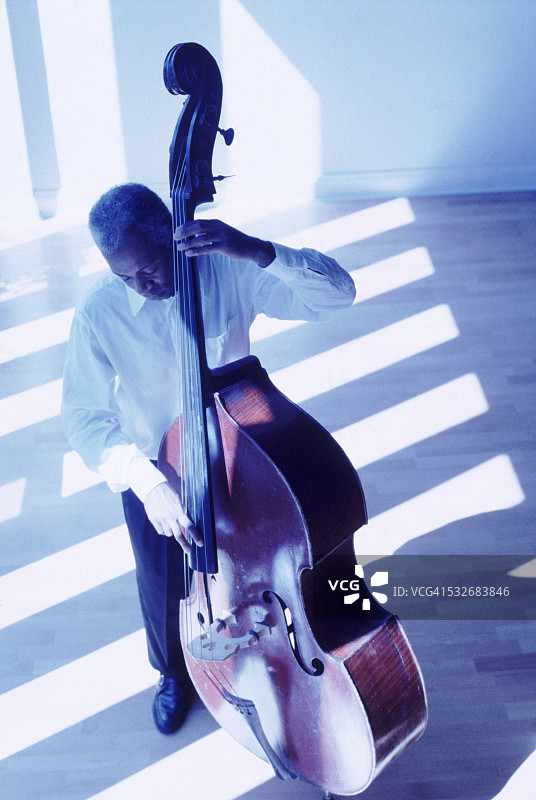 弹贝斯图片素材