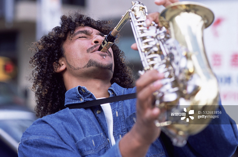 街头萨克斯演奏者图片素材
