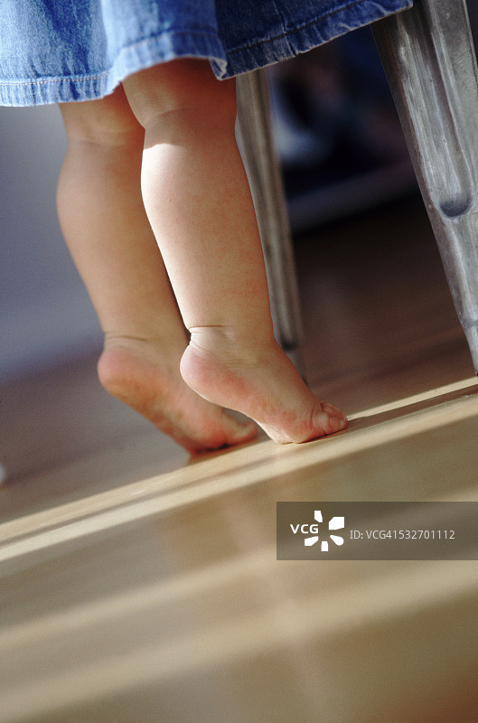 踮起脚尖的幼儿图片素材