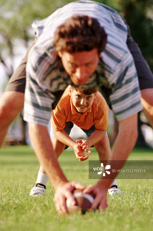 父子踢足球图片素材