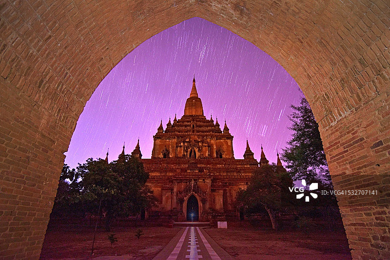 蒲甘苏拉玛尼寺的星轨图片素材