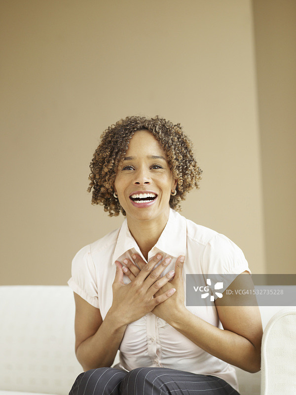 用双手比心的女人图片素材