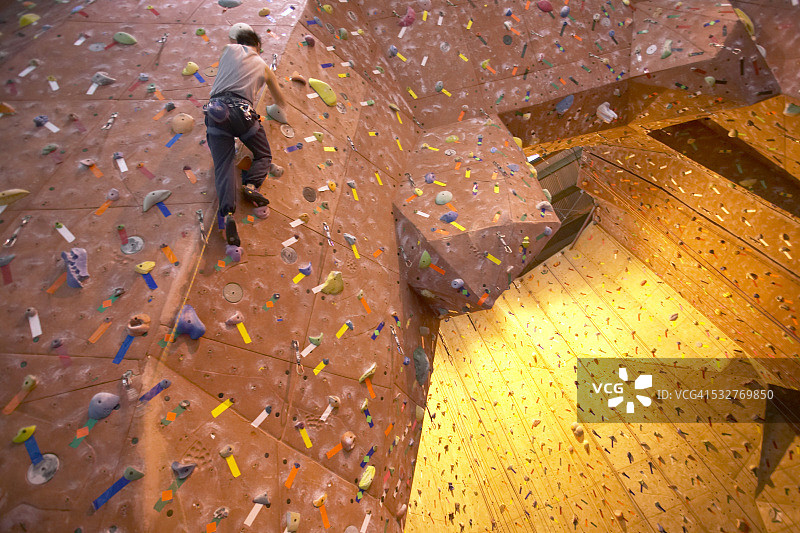 在攀岩墙上练习图片素材