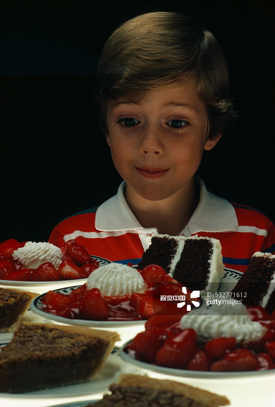 看甜点展示的男孩图片素材