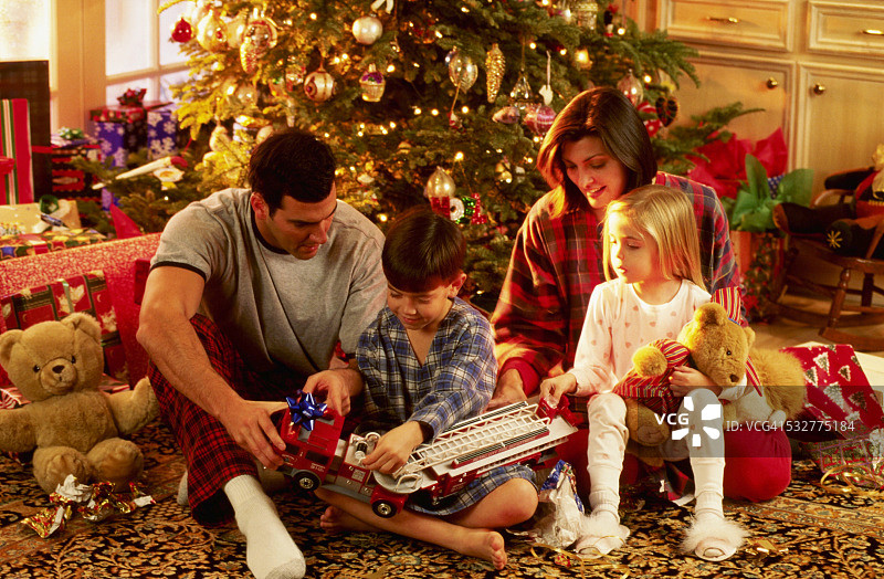 圣诞节早晨一家人玩玩具图片素材