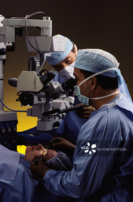 外科医生进行眼科手术图片素材