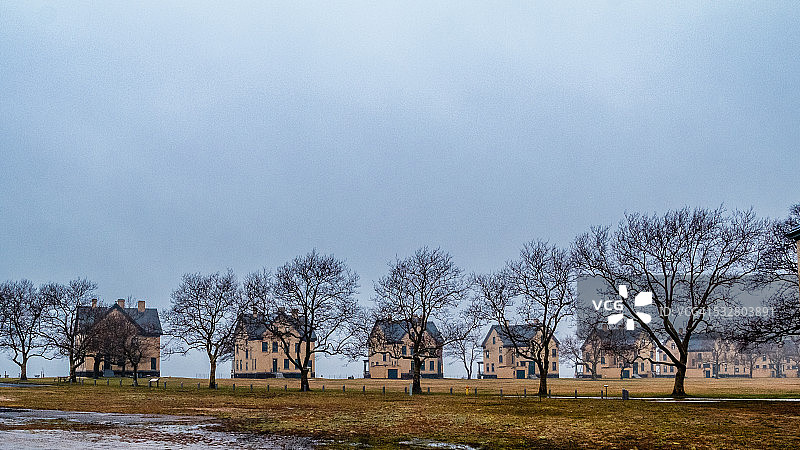 寒冷的冬日下午，警官们在划船图片素材