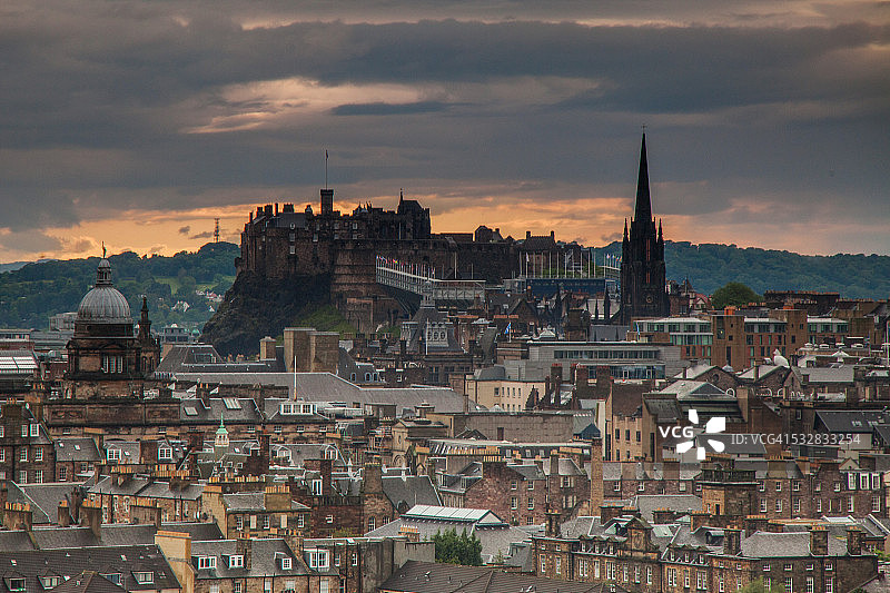 从霍利鲁德山看爱丁堡城堡图片素材