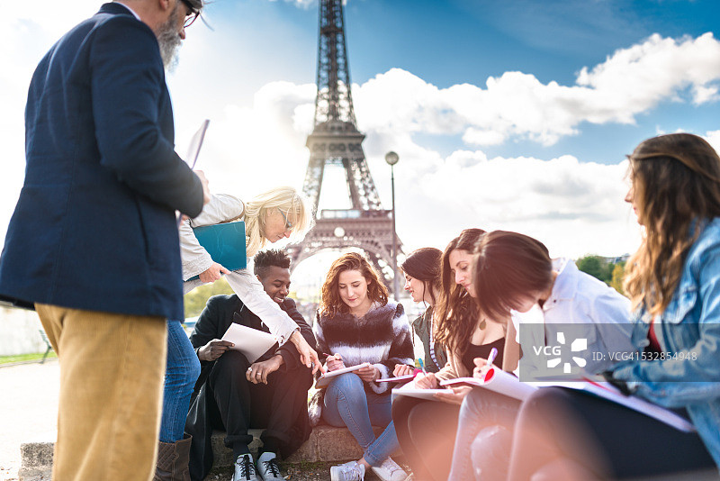 在巴黎的快乐学生图片素材