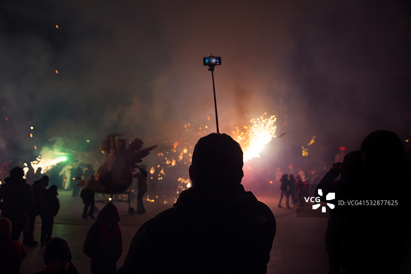 使用自拍杆的人们图片素材