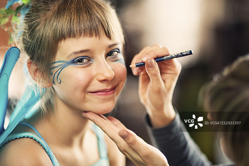小女孩的彩绘脸图片素材