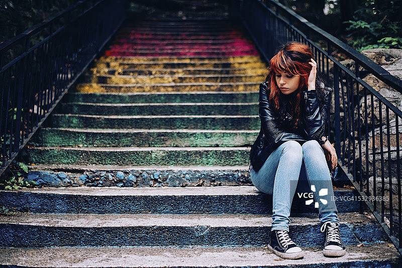 沮丧的青少年孤独地坐在户外图片素材