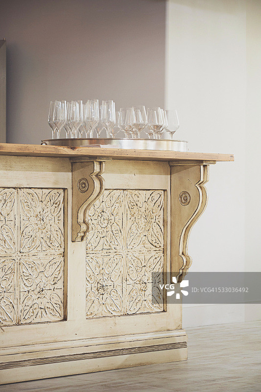 装饰台面上的多个酒杯图片素材