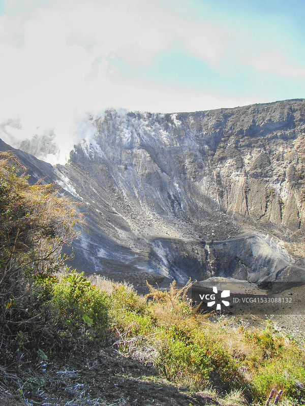 哥斯达黎加图里亚尔瓦火山火山口图片素材