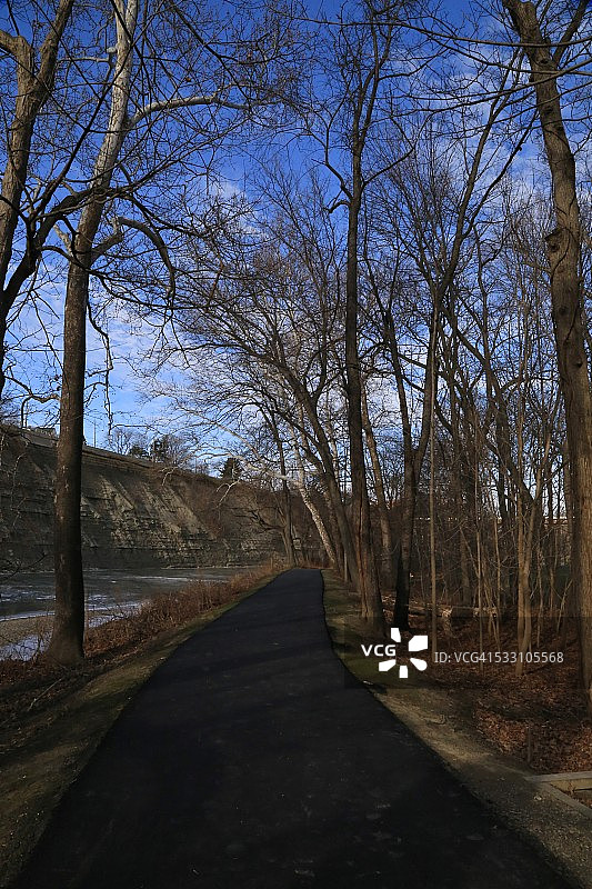 俄亥俄州莱克伍德市凯霍加县落基河保护区徒步小径图片素材