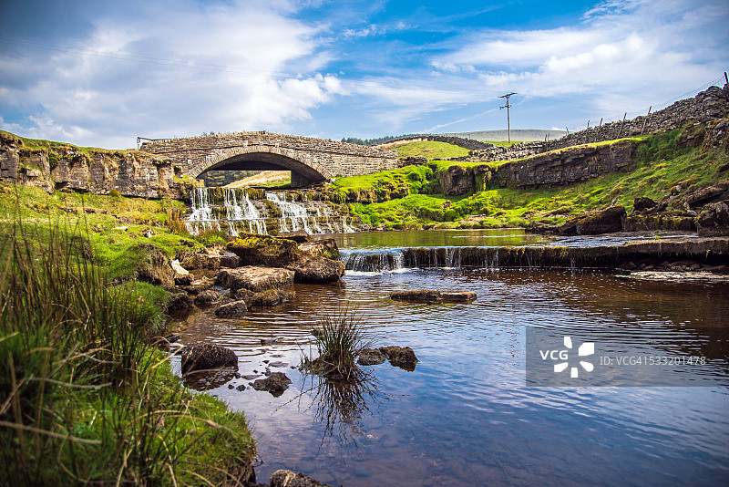 约克郡山谷的桥梁和瀑布图片素材