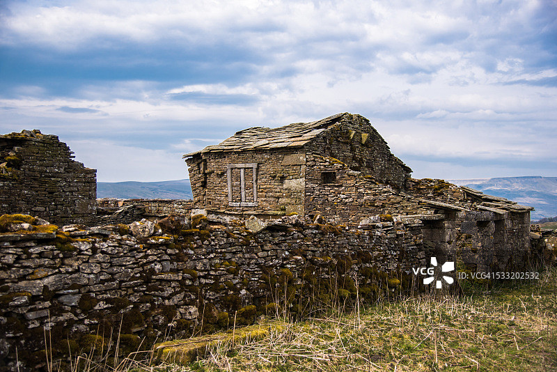 约克郡山谷的废弃石制谷仓图片素材