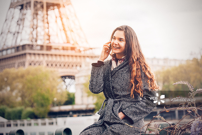 年轻女人在巴黎打电话图片素材