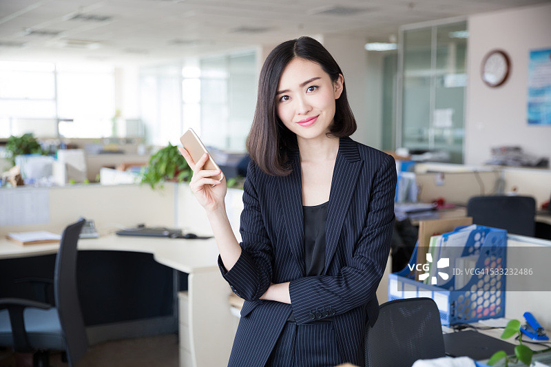 使用智能手机的女人图片素材
