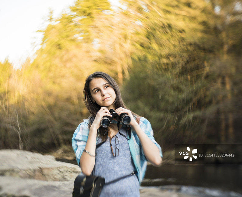 少女在宾夕法尼亚州波科诺斯探索自然图片素材