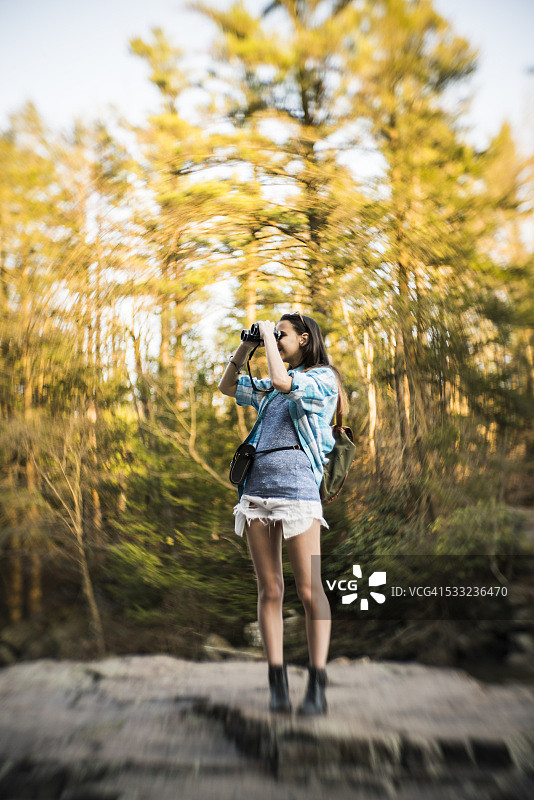 少女在宾夕法尼亚州波科诺斯探索自然图片素材