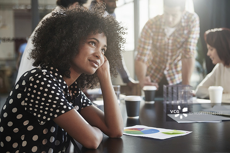 思考职业生涯的女性图片素材