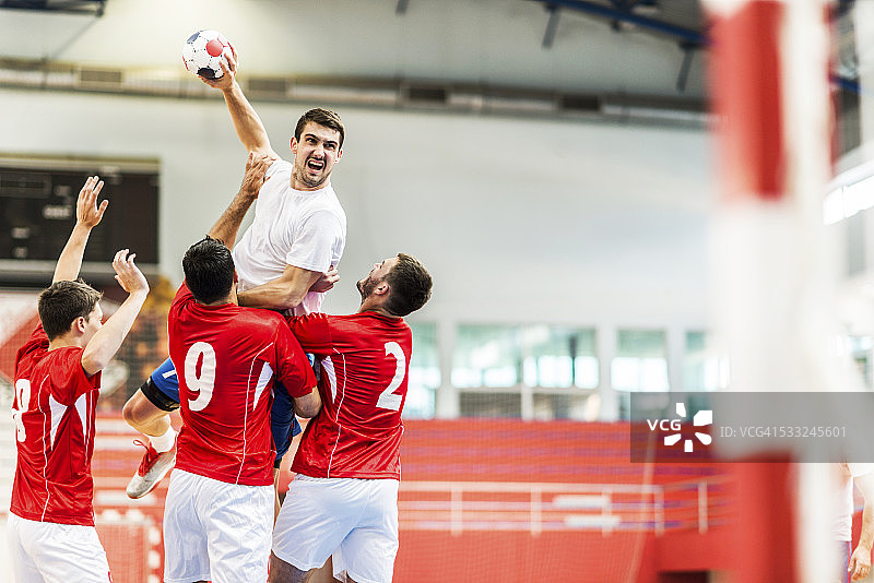 手球运动员射门图片素材