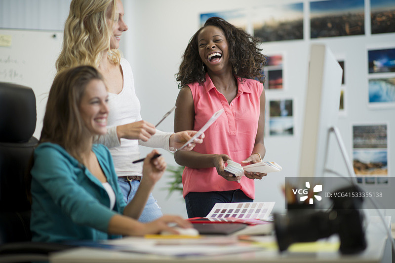 办公室里工作的女人图片素材