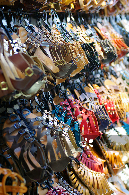 普拉卡购物街出售的希腊凉鞋图片素材