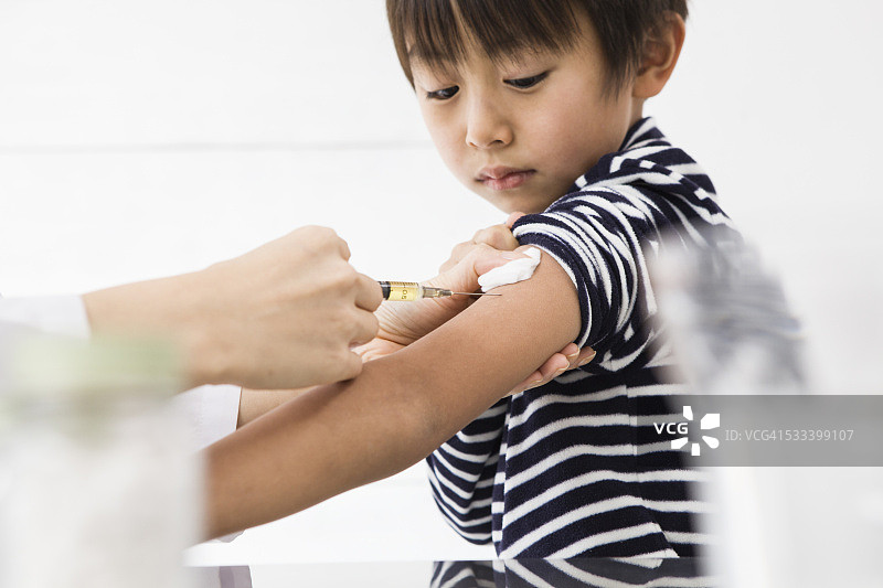 接受疫苗接种的男孩图片素材