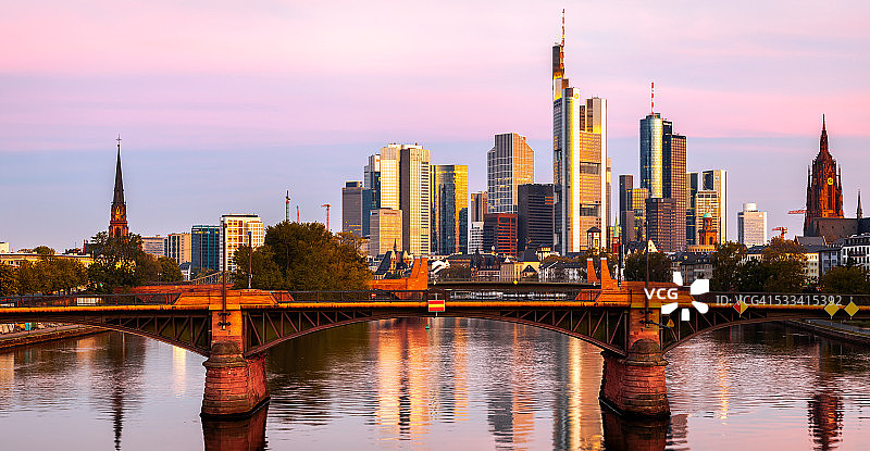 德国黑森州德意志桥法兰克福天际线日出图片素材