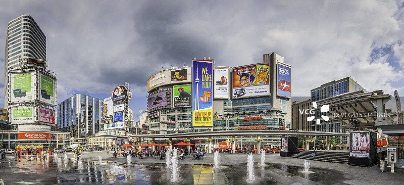 加拿大多伦多央街-登打士广场：人群、喷泉、彩色广告牌全景图片素材