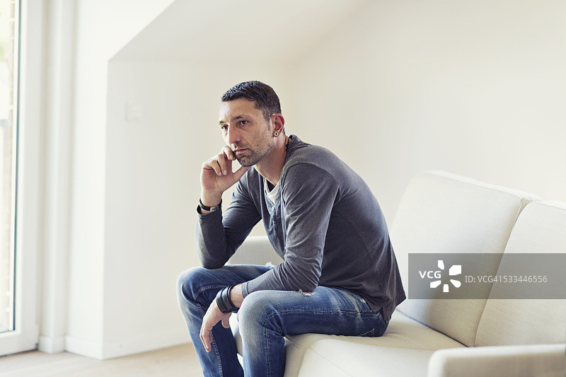 沉思的中年男子图片素材