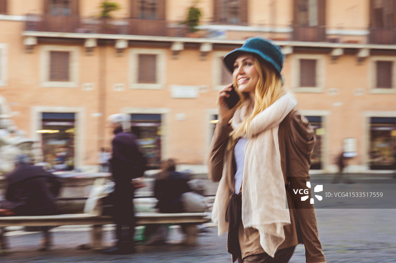 在城市中行走的年轻女性肖像图片素材