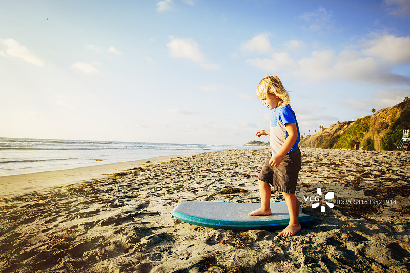 在沙滩上玩趴板，大笑的男孩（4-5岁）图片素材