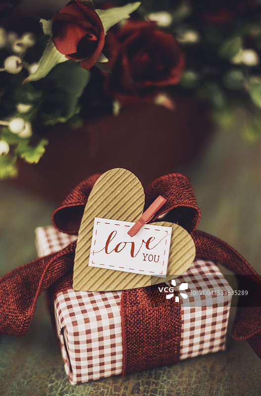 带有“我爱你”信息的情人节礼物图片素材