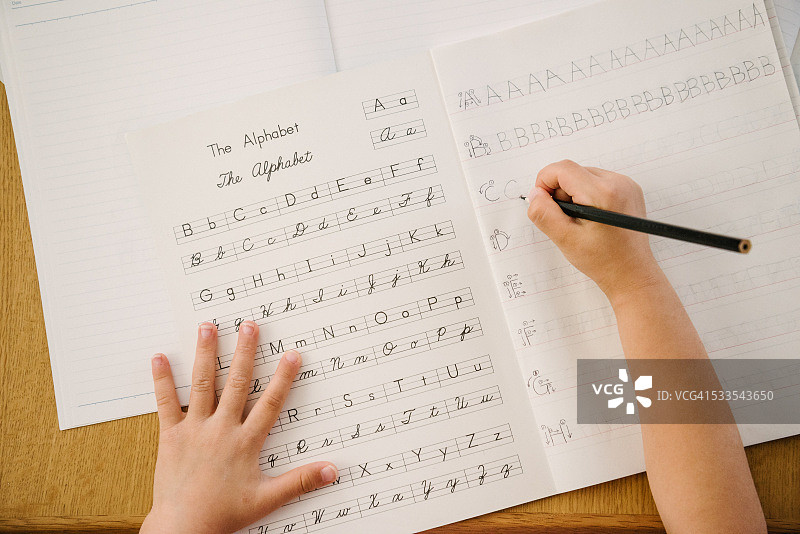 英语教育概念，笔记本上的字母书写练习图片素材