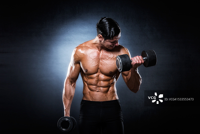 左臂二头肌弯举——第一次重复图片素材