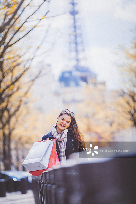 年轻女人在巴黎享受购物图片素材