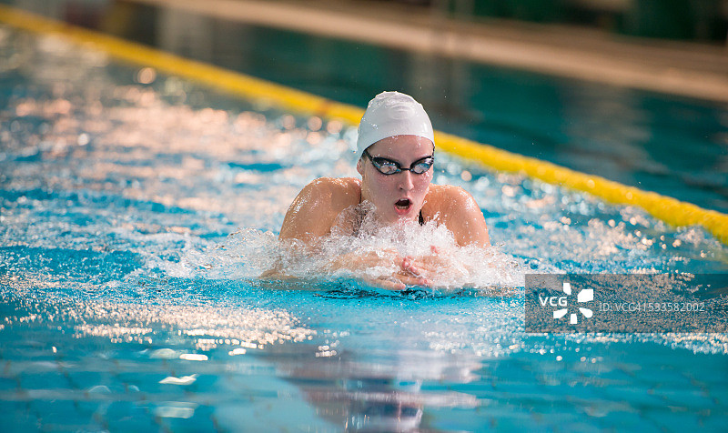 游泳的女人图片素材