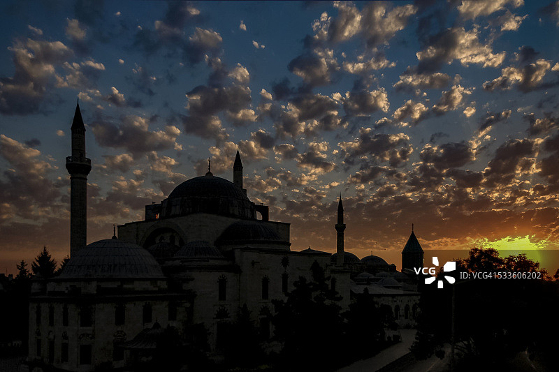 科尼亚，土耳其，日出时分的塞利米耶清真寺和梅夫拉纳陵墓图片素材